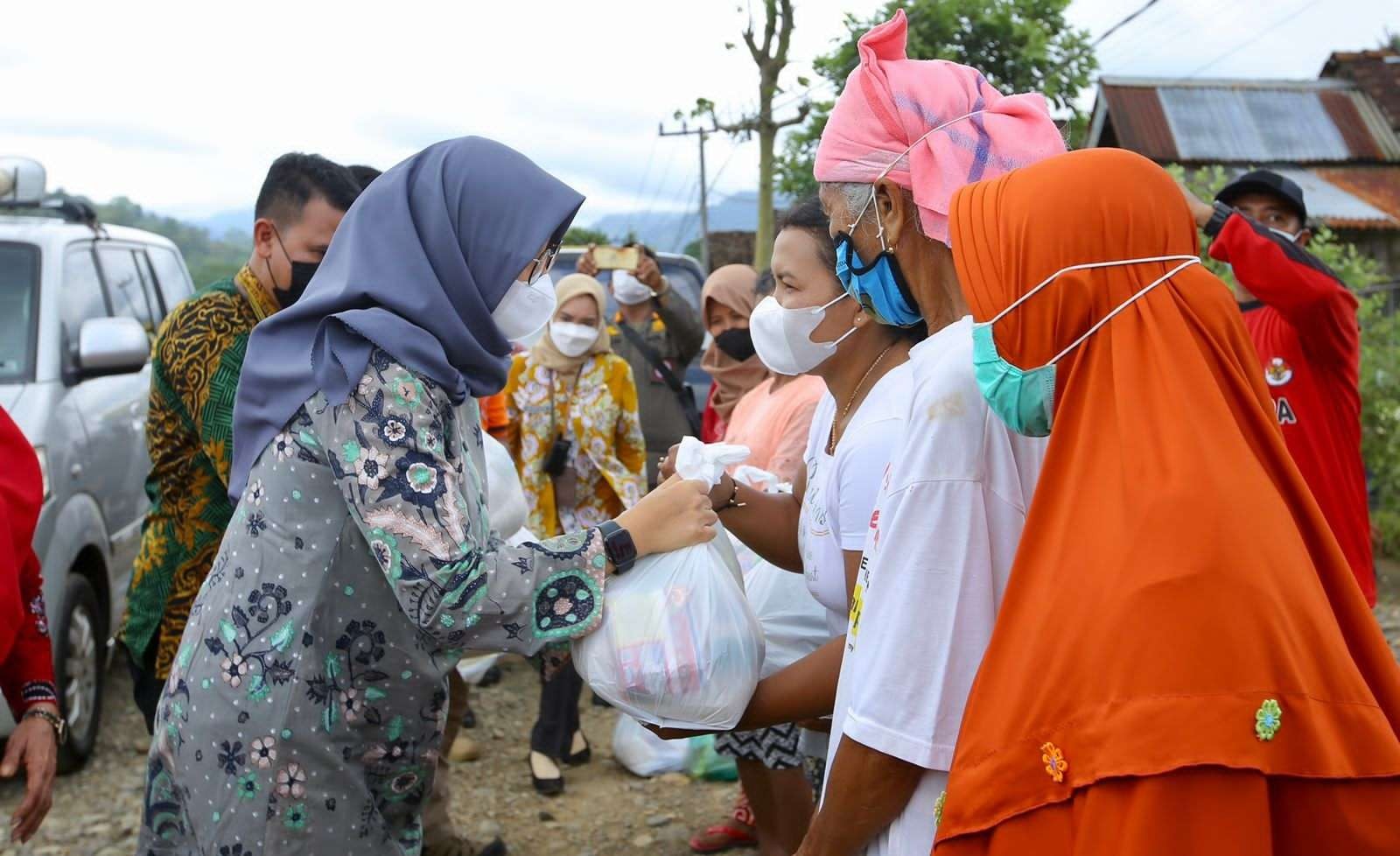 Bupati Banyuwangi Ipuk Fiestiandani memberikan bantuan kepada warga yang terdampak banjir. (Foto: Istimewa)