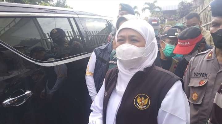 Gubernur Jawa Timur, Khofifah Indar Parawansa saat meninjau lokasi terdampak di Desa Bulukerto, Kota Batu (Foto: Lalu Theo/ngopibareng.id)
