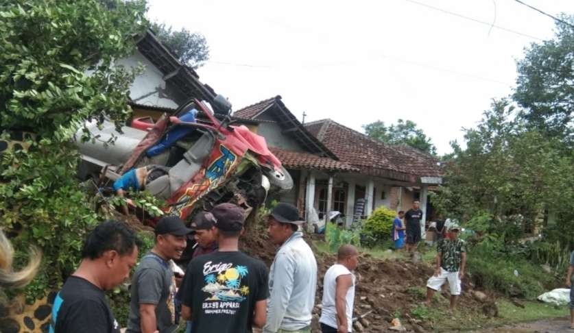 Truk tangki air kecelakaan di jalan menikung Kecamatan Trawas.(Foto: Deni Lukmantara/Ngopibareng.id)