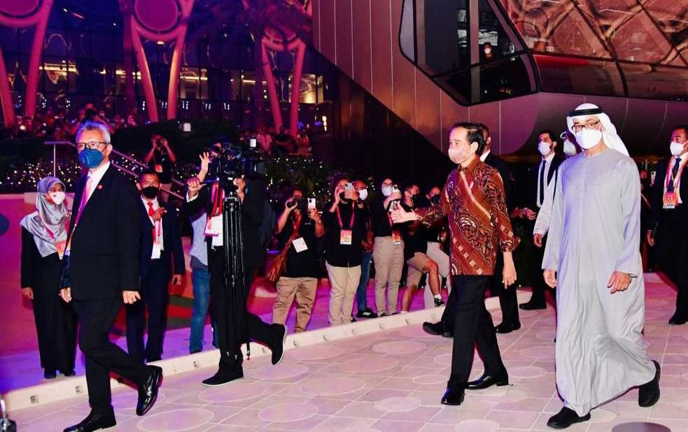 Pangeran MBZ mengantarkan Presiden Jokowi menuju kendaraan yang akan membawanya ke bandara untuk kembali ke Indonesia. (Foto: Setpres)