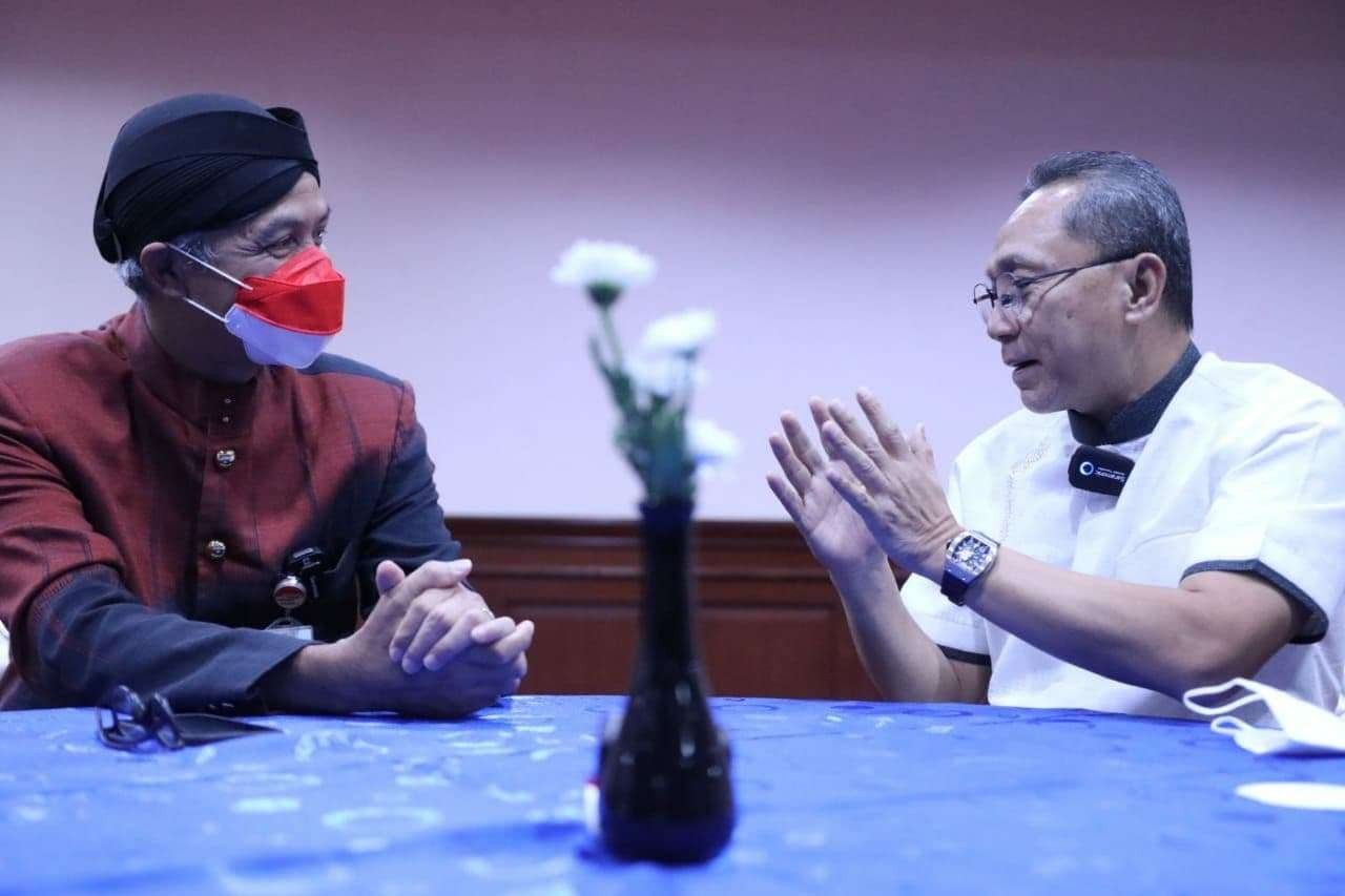 Gubernur Jawa Tengah Ganjar Pranowo berbagi tips dengan Ketua Umum Partai Amanat Nasional (PAN) Zulkifli Hasan dalam bermedia sosial. (Foto: ist)