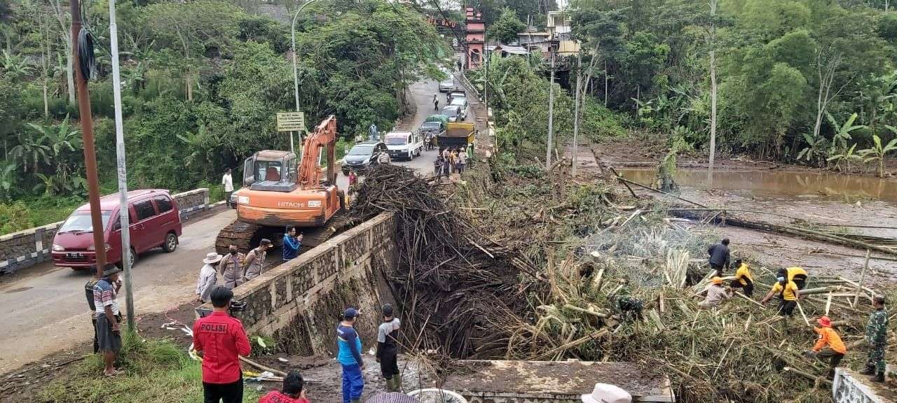 Lokasi pipa transmisi PDAM Kota Malang yang tertimbun runtuhan material banjir (Foto: Istimewa)
