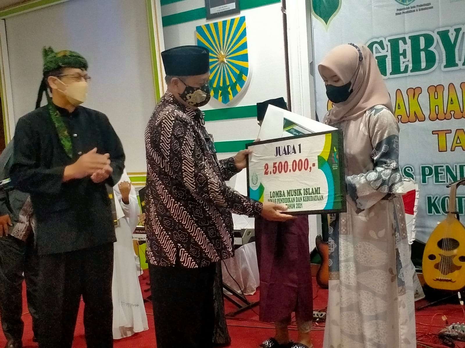Kepala Dispendikbud, HM. Maskur menyerahkan hadiah kepada para pemenang lomba dalam rangka memperingati Hari Santri Nasional (HSN). (Foto: Ikhsan Mahmudi/Ngopibareng.id)