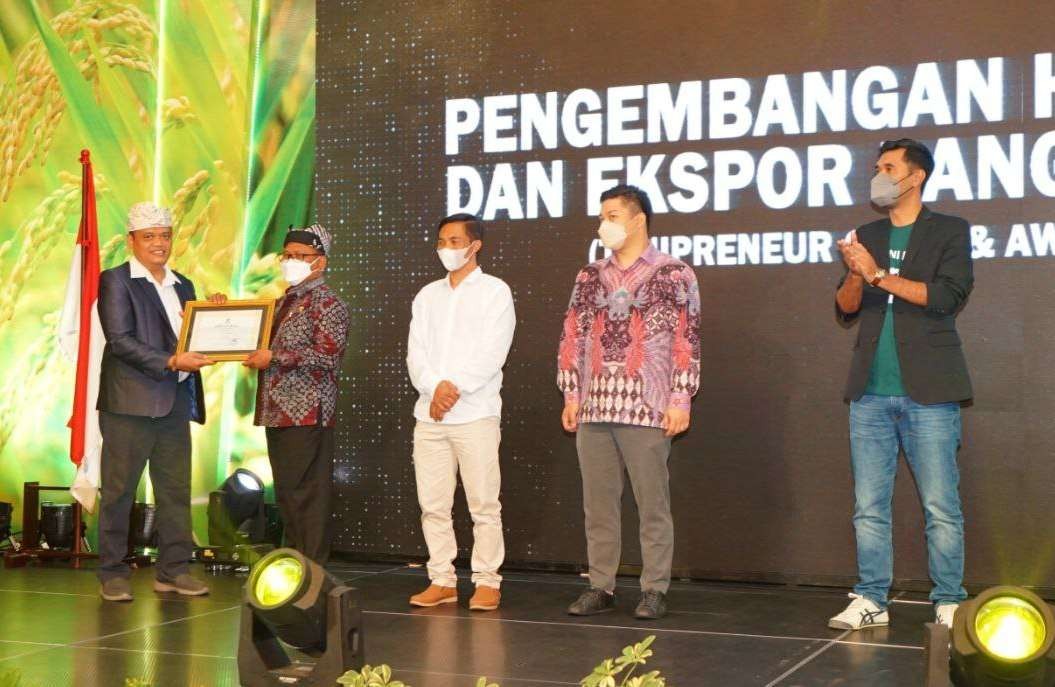 Wakil Bupati Banyuwangi, Sugirah, menerima Penghargaan Gratieks dan Tanipreneur 2021 dari Ketua Kopitu. (Foto: Istimewa)