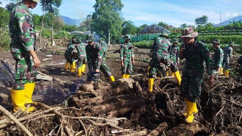 Tim SAR Gabungan membersihkan puing-puing kayu banjir bandang di Batu. (Foto: Ant)