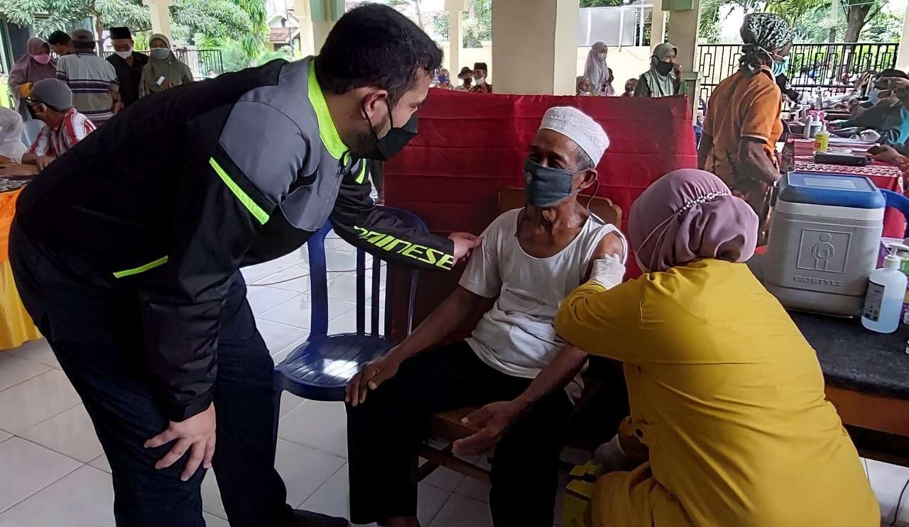 Walikota Probolinggo, Hadi Zainal Abidin saat meninjau vaksinasi Covid-19 bagi warga lanjut usia. (Foto: Ikhsan Mahmudi/Ngopibareng.id)