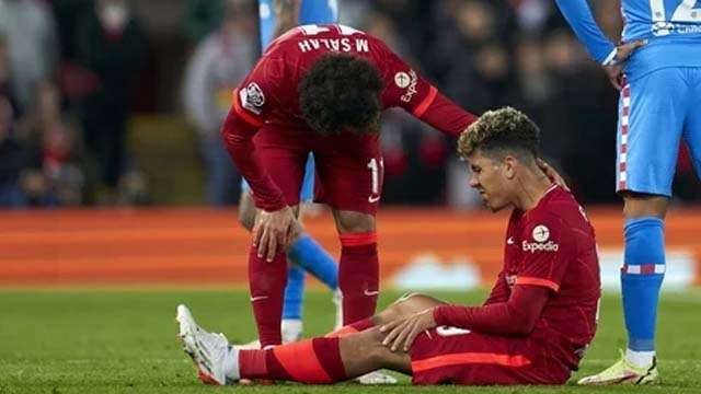 Roberto Firmino (duduk) mengalami cedera pada babak kedua melawan Atletico Madrid hari Kamis WIB di Anfield. Pertandingan pada babak penyisihan Piala Champions ini dimenangkan Liverpool 2-0. (Foto:RTE)