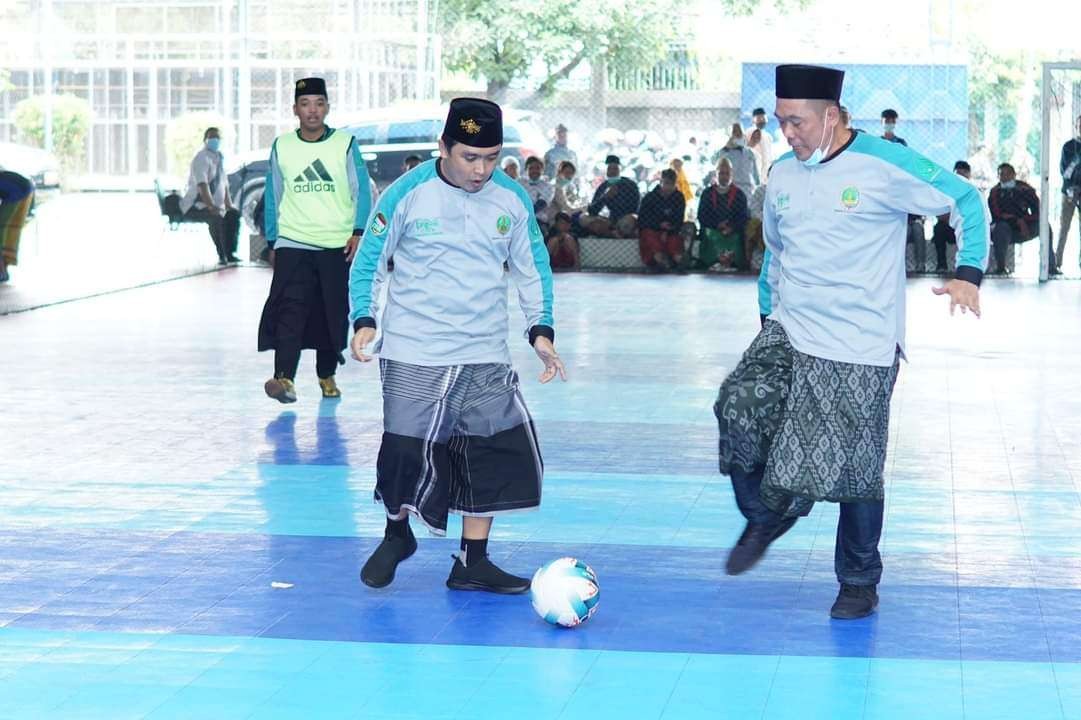 Wakil Walikota Pasuruan Adi Wibowo saat mengocek bola pembukaan Futsal Sarungan Kota Pasuruan (dok Dinas Kominfo Kota Pasuruan)