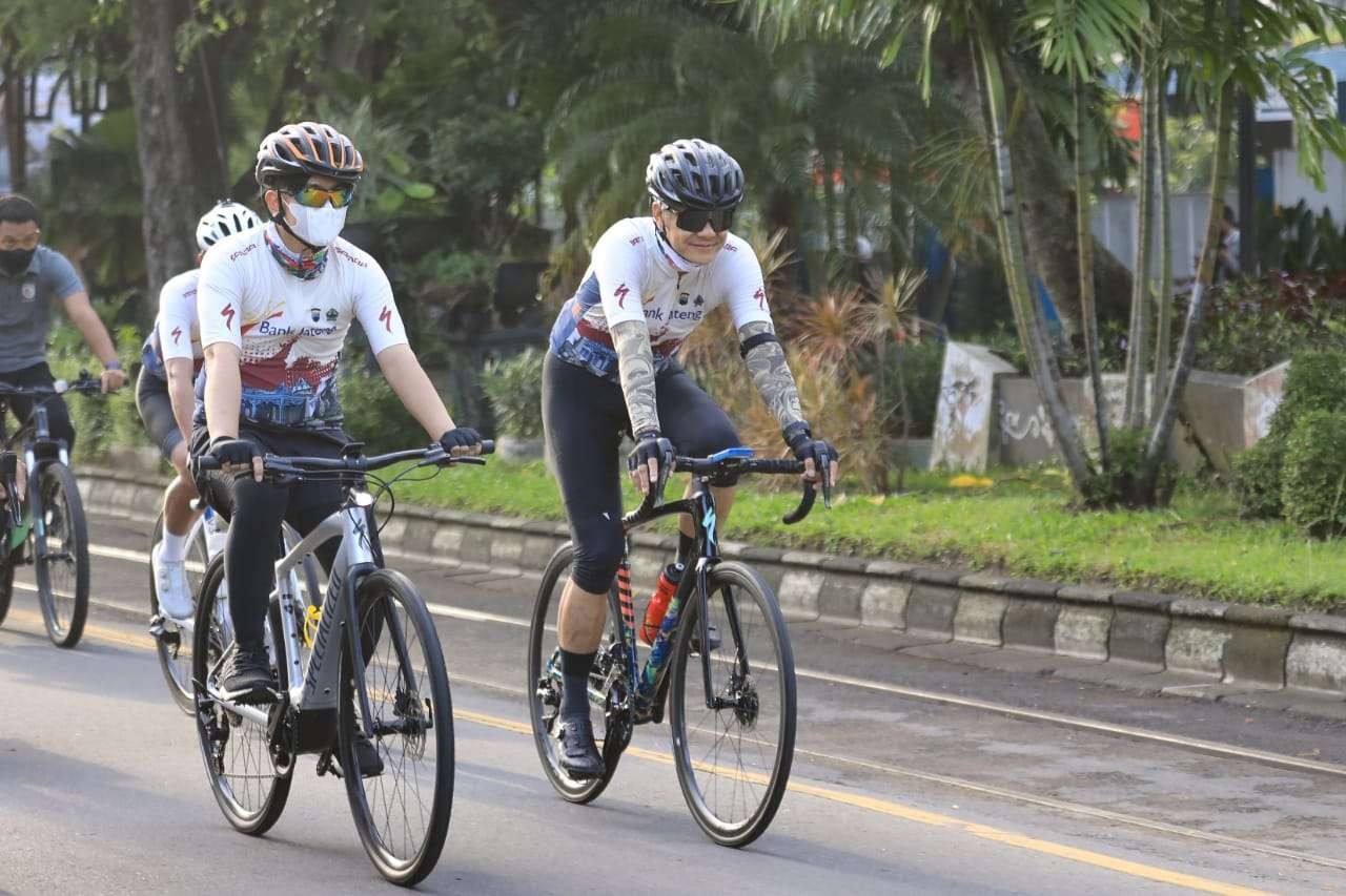 Gubernur Jawa Tengah Ganjar Pranowo (kanan) gowes bareng Walikota Solo Gibran Rakabuming Raka Tour de Borobudur, Sabtu 6 November 2021. (Foto: Istimewa)