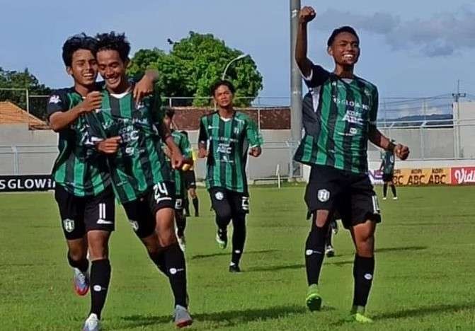 Pemain PSPK Kota Pasuruan melakukan selebrasi atas gol ketiga yang dicetak ke gawang Persebo Muda Bondowoso (Foto: Muh Hujaini/Ngopibareng.id)