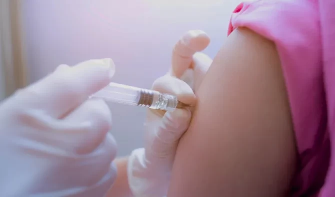 Ahli epidemiologi di Kerajaan Saudi mengatakan kepada Arab News bahwa studi global tidak mendeteksi komplikasi parah atau tak terduga akibat vaksinasi pada kelompok usia 5-11 tahun. (Foto: Shutterstock)