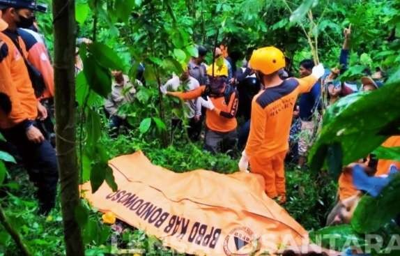 Tim gabungan BPBD Bondowoso, TNI, Polri, dan warga desa setempat menemukan korban meninggal di kawasan hutan lereng Gunung Piramid Bondowoso.(Foto: BPBD Bondowoso)