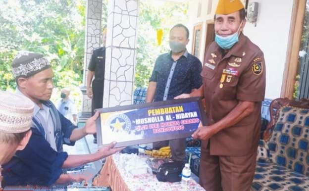 Wakil Ketua LVRI Jatim Kolonel Mar (purn) mewakili LVRI Bondowoso saat penyerahan bantuan pembangunan musala dan rumah warga Patirana Kecamatan Grujugan. (Foto: Istimewa)