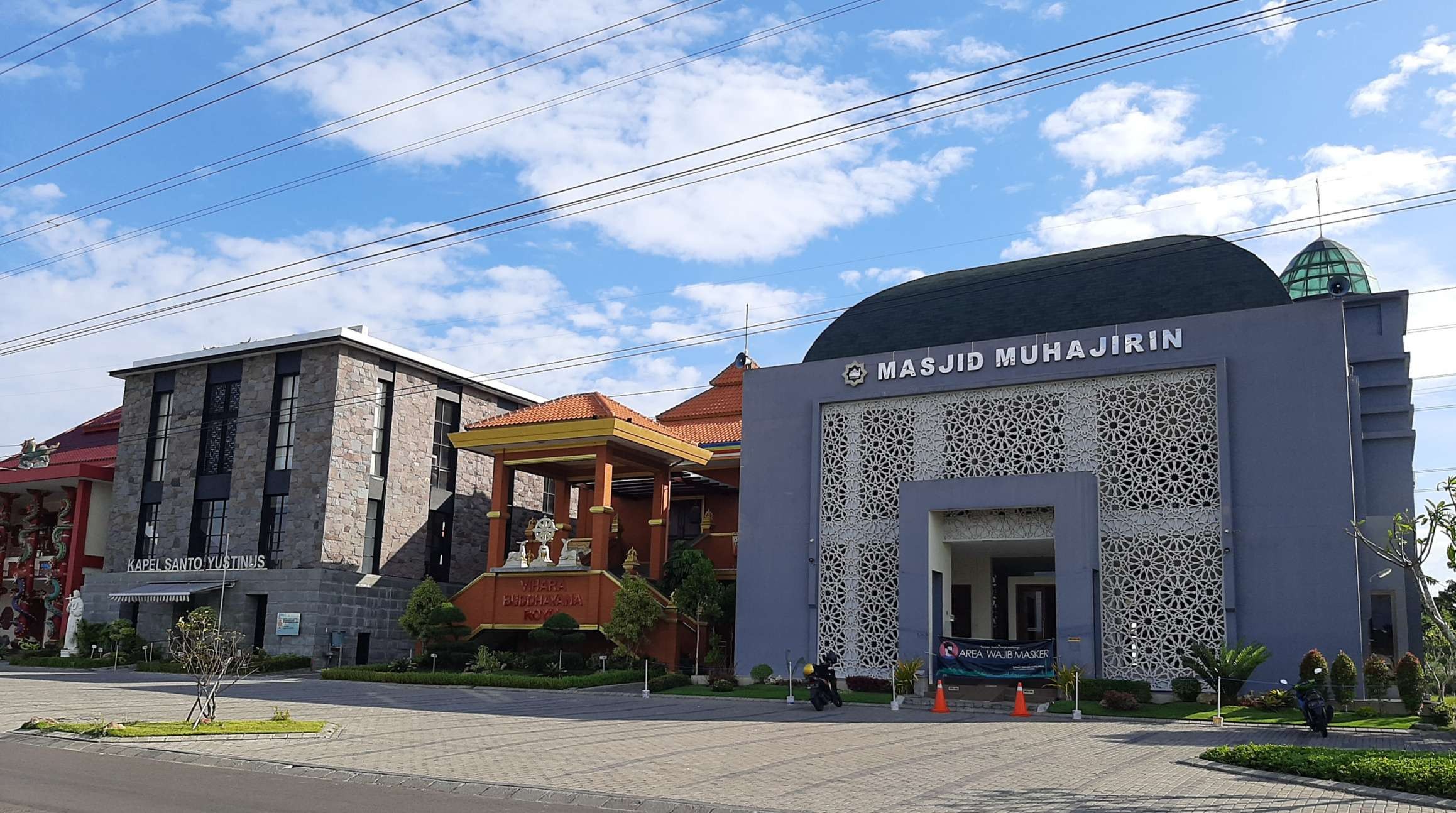 Potret enam rumah ibadah di perumahan elit, Royal Residen Surabaya. (Foto: Pita Sari/Ngopibareng.id)