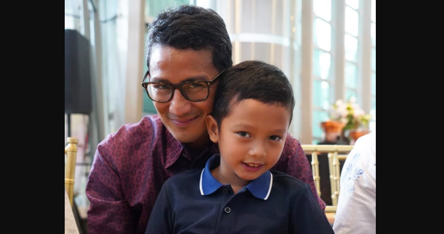 Menteri Pariwisata dan Ekonomi Kreatif (Menparekraf) Sandiaga Uno bersama putra bungsunya, Sulaiman Saladdin Uno, dievakuasi dari hotel saat gempa Gorontalo. (Foto: Instagram)