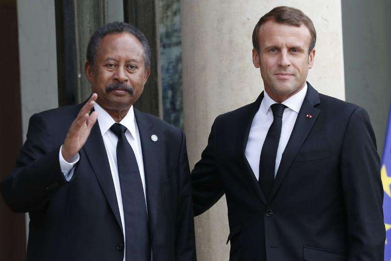 Pada 2019, Presiden Prancis Emmanuel Macron, kanan, menyambut Perdana Menteri Sudan Abdalla Hamdok sebelum pertemuan di Istana Elysee di Paris. (Foto: AFP)