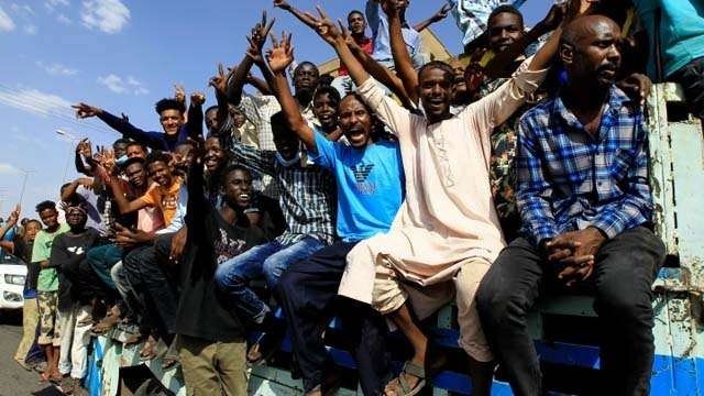    Para pekerja Sudan melakukan mogok nasional dari Minggu dan Senin besok, untuk menentang keterlibatan militer dalam pemerintahan.(Foto:Reuters/Al Jazeera)