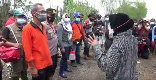 Mensos, Risma memarahi slah satu petugas BPBD Kabupaten Gresik. (Foto: Youtube)