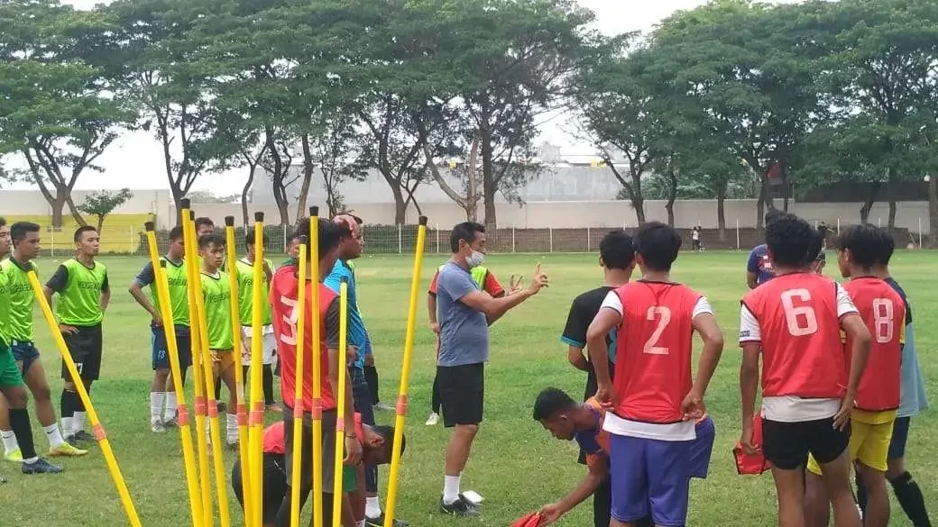 Pelatih Persedikab Tony Ho beri arahan pada pemain Persedikab dalam sesi latihan (Foto: Fendy Plesmana/ngopibareng.id)