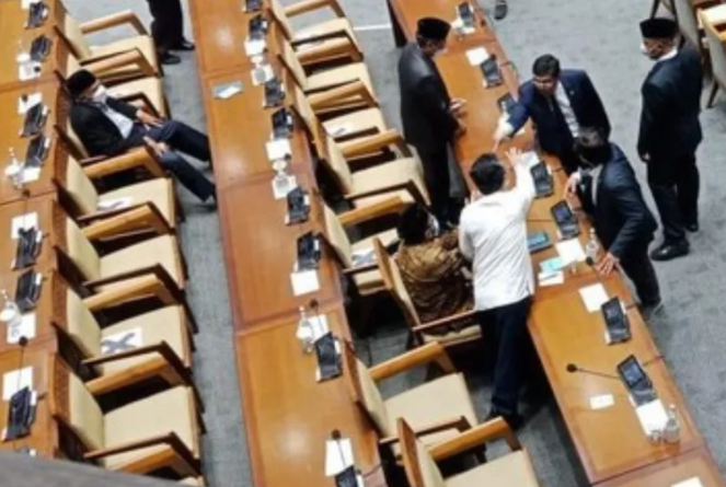 Ketua F-PDIP Utut Adianto (pakai jas hitam berkacamata) menghampiri kursi dan menunjuk Fahmi Alaydroes (duduk pakai batik dan peci). (Foto: Istimewa)