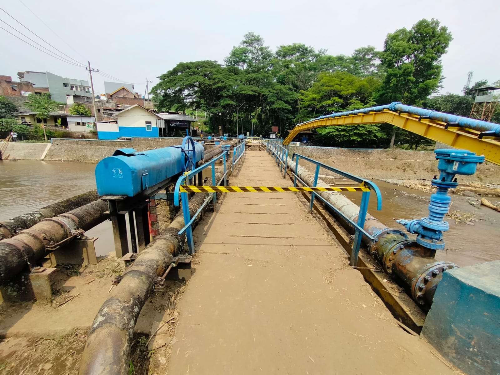 Jembatan penghubung di Sengkaling, Kecamatan Dau, Kabupaten Malang yang rusak diterjang banjir bandang (Foto: istimewa)
