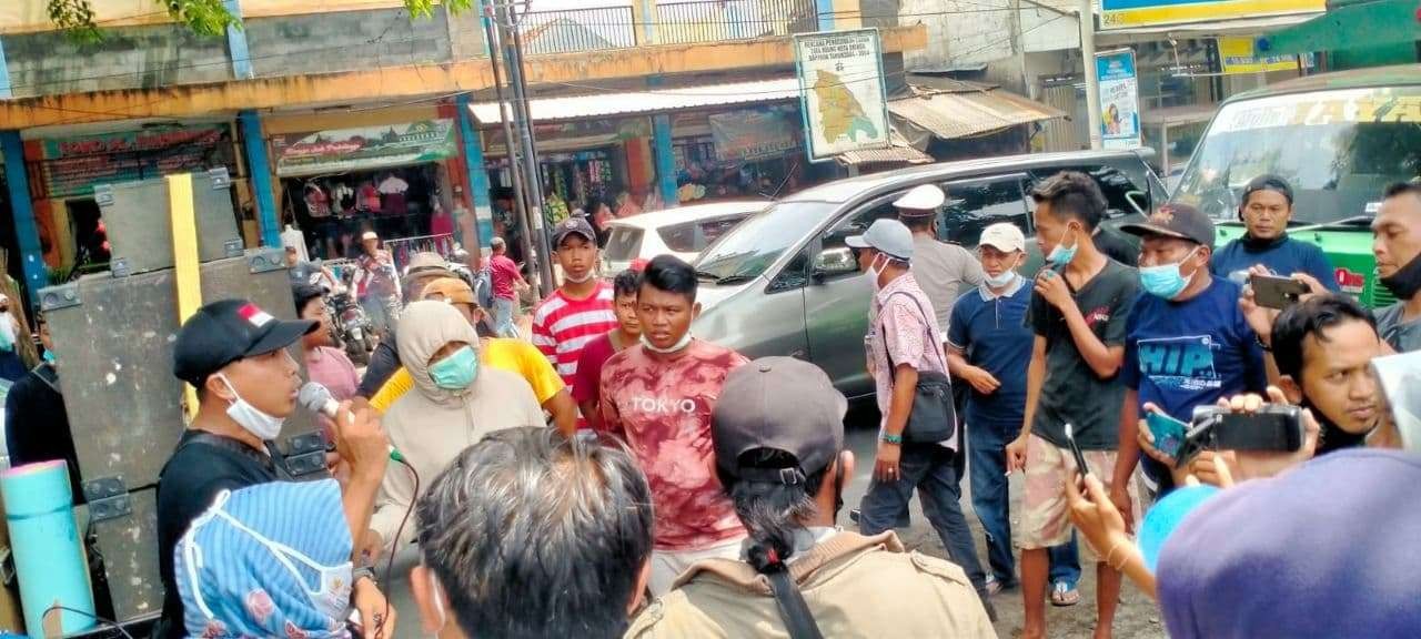 Puluhan warga Dringu berdemonstrasi di Kantor Camat Dringu, Kabupaten Probolinggo. (Foto: Ikhsan Mahmudi/Ngopibarang.id)