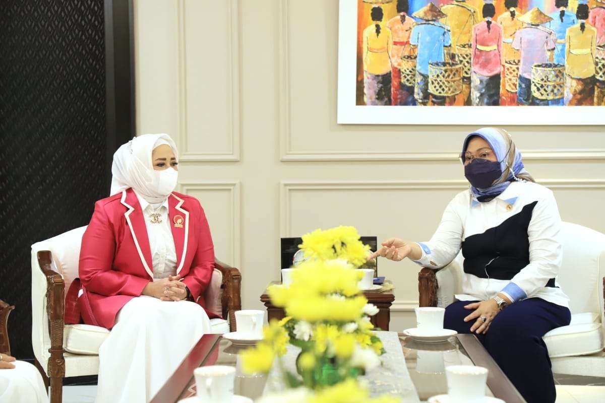 Menaker Ida Fauziyah (kanan) saat menerima kunjungan Ketua Umum Dewan Pimpinan Pusat (DPP) PPLIPI, Indah Suryadharma Ali. (Foto: Istimewa)