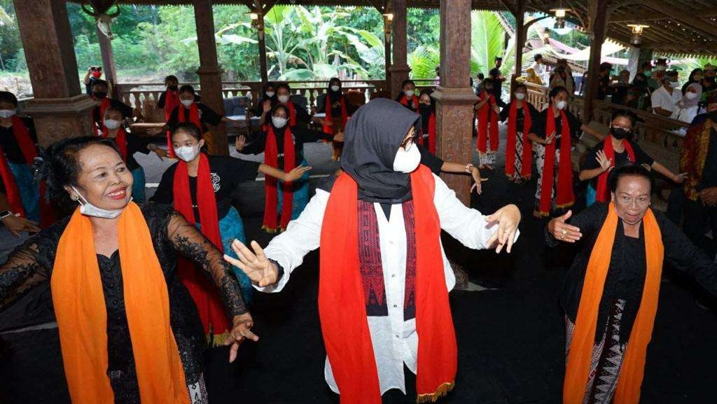Bupati Banyuwangi, Ipuk Fiestiandani ikut belajar menari Gandrung dari Maestro Tari Gandrung Banyuwangi dalam Program Maestro Mengajar (foto:istimewa)