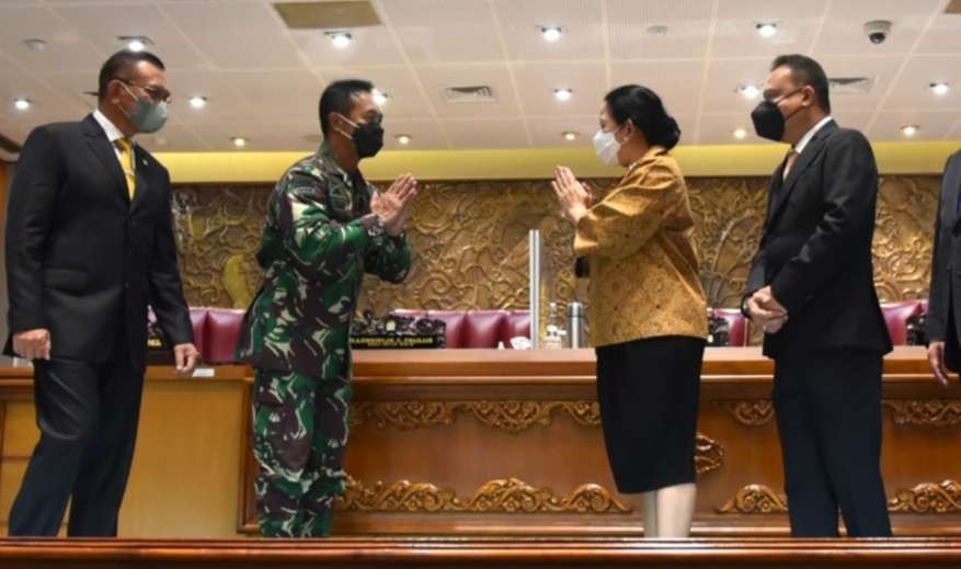 Ketua DPR RI Puan Maharani memberi ucapan selamat kepada Calon Panglima TNI Jendral Andika Perkasa setelah menjalani uji kelayakan dan dinyatakan lolos. (Foto: Istimewa)