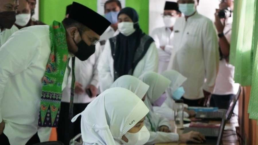 Menag Yaqut Cholil Qoumas meninjau pelaksanaan AKMI di MIS Al-Hamid dan Yusufiah Jakarta Timur. (Foto: Kemenag)