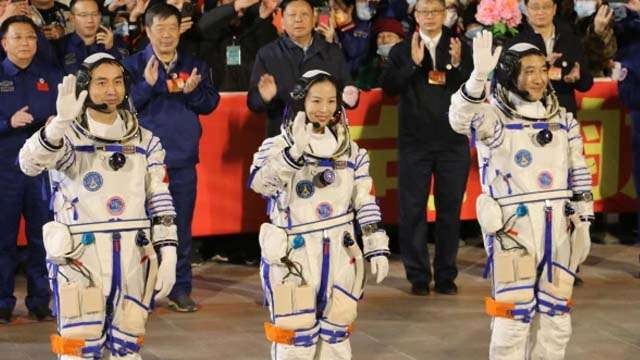 Wang Yaping (tengah), diapit dua astronot China lainnya Zhai Zhigang dan Ye Guangfu melambaikan tangan sebelum keberangkatan mereka ke stasiun luar angkasa Tiangong, bulan lalu. (Foto:EPA/Al Jazeera)
