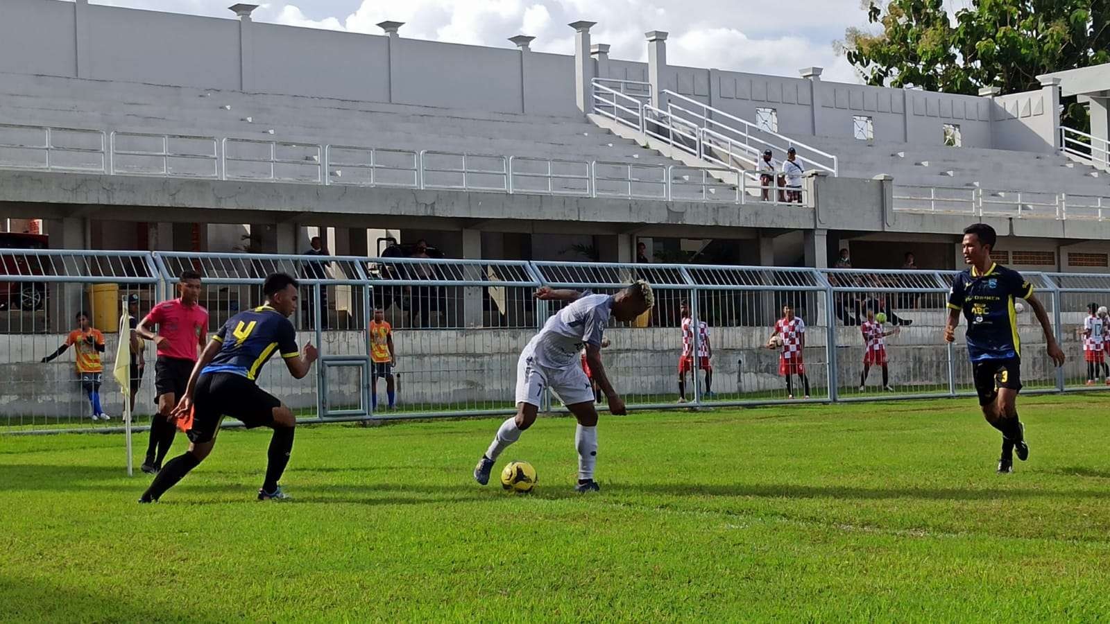 Dua pemain Persikapro Kabupaten Probolinggo berusaha mengejar Pemain Persewangi dalam pertandiang Selasa siang (foto: Muh Hujaini/Ngopibareng.id)