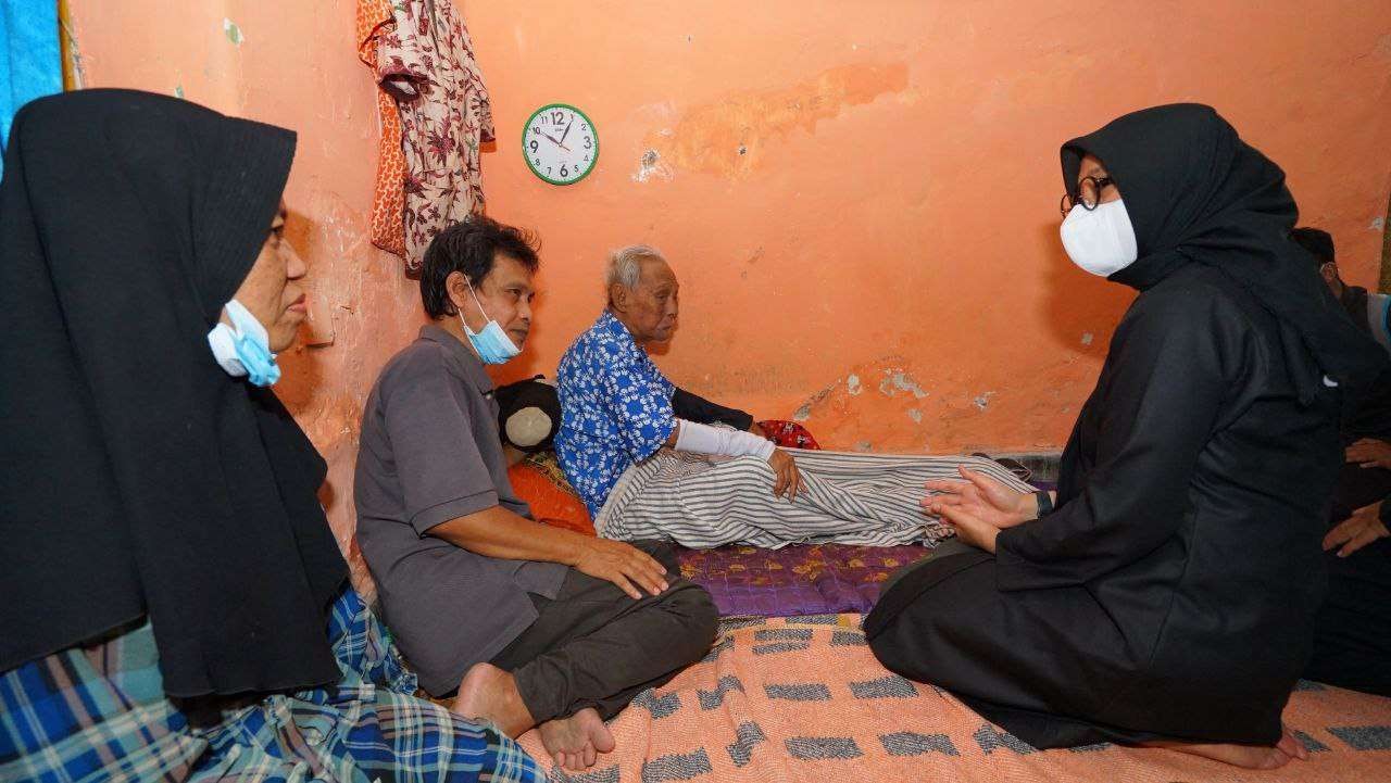 Bupati Banyuwangi Ipuk Fiestiandani berbincang dengan Hasnan dan Keluarganya  (foto:istimewa)