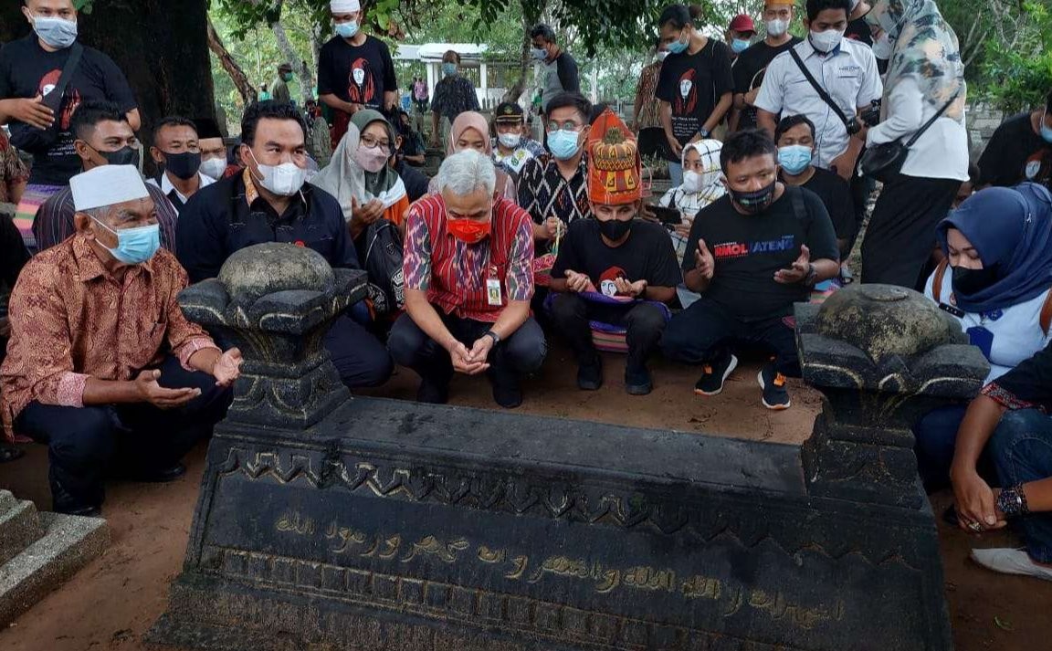 Gubernur Jateng Ganjar Pranowo saat berdoa bersama di makam pahlawan asal Aceh, Pocut Meurah Intan. (Foto: Istimewa)