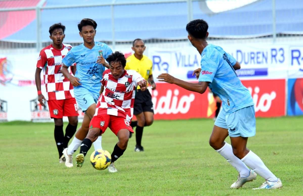 Pencetak gol kedua PSPK Kota Pasuruan ke gawang PSSS Situbondo, Rizki Wahyu Setyawan dikepung pemain PSSS Situbondo (foto: Muh Hujaini/Ngopibareng.id)