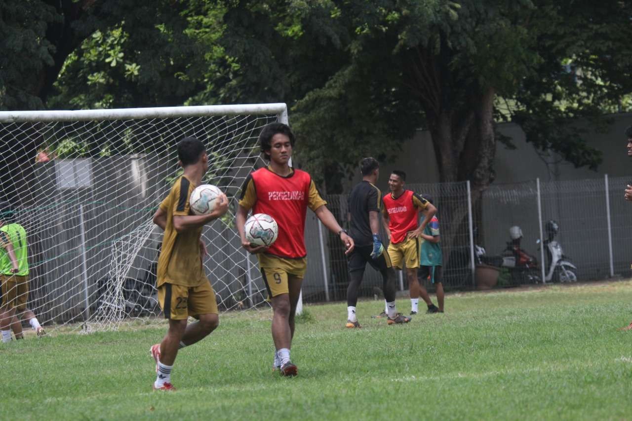 Tim sepak bola Persedikab Kediri gelar latihan di Stadion Candra Bhirawa. (Foto: Istimewa )