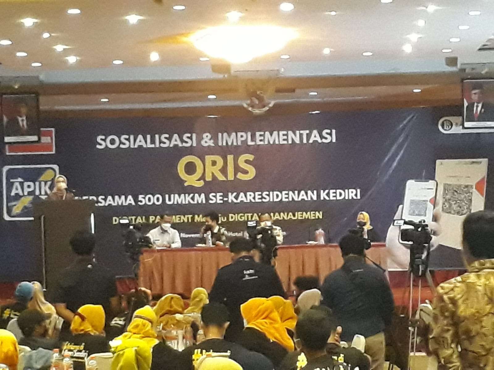 Sosialisasi dan implementasi Quick Response Code Indonesian Standard (QRIS) serta Workshop Digital Payment bersama 500 UMKM se-Karesidenan Kediri di Blitar. (Foto: Choirul Anam/Ngopibareng.id)