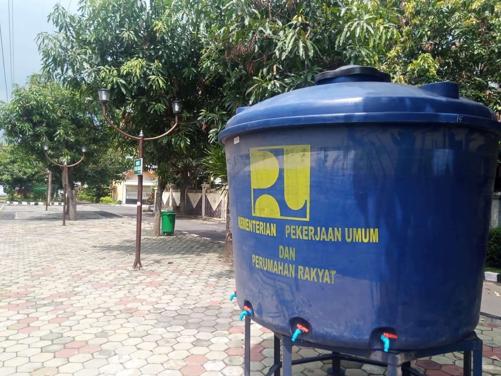 Dropping tangki air bersih bagi warga terdampak di Kota Malang (Foto: Lalu Theo/ngopibareng.id)
