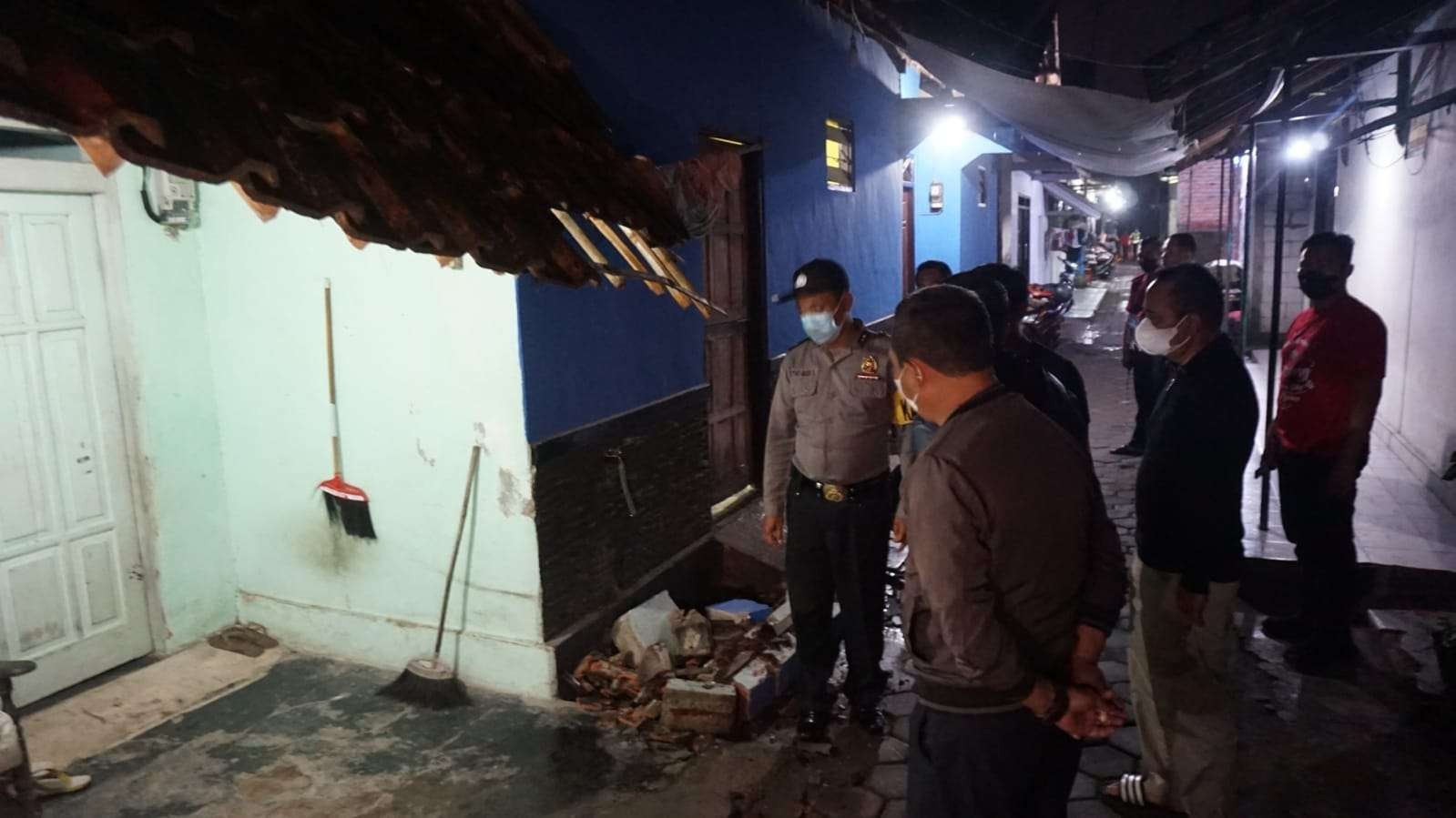 Polisi mendatangi lokasi peristiwa pembacokan di Lingkungan Balongcangkring, Kelurahan Pulorejo, Kecamatan Prajurit Kulon, Kota Mojokerto.(Foto: Deni Lukmantara/Ngopibareng.id)