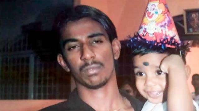 Dharmalingam. Nagaenthran, 33 tahun, menggendong keponakannya sebelum ditangkap kepolisian Singapura.10 tahun yang lalu. (Foto:AP Photo/Al Jazeera)