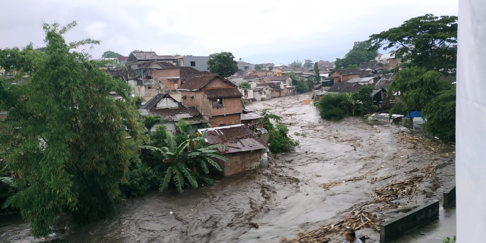 Arus sungai di lokasi terdampak banjir Kota Malang (Foto: istimewa)