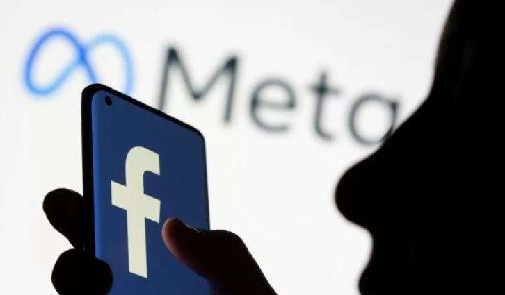 Seorang perempuan memegang smartphone dengan logo Facebook di depan sebuah logo baru rebranding Facebook, Meta, dalam sebuah foto ilustrasi yang diambil tanggal 28 Oktober 2021. /REUTERS/Dado Ruvic/Illustration/WSJ/cfo (REUTERS/DADO RUVIC)