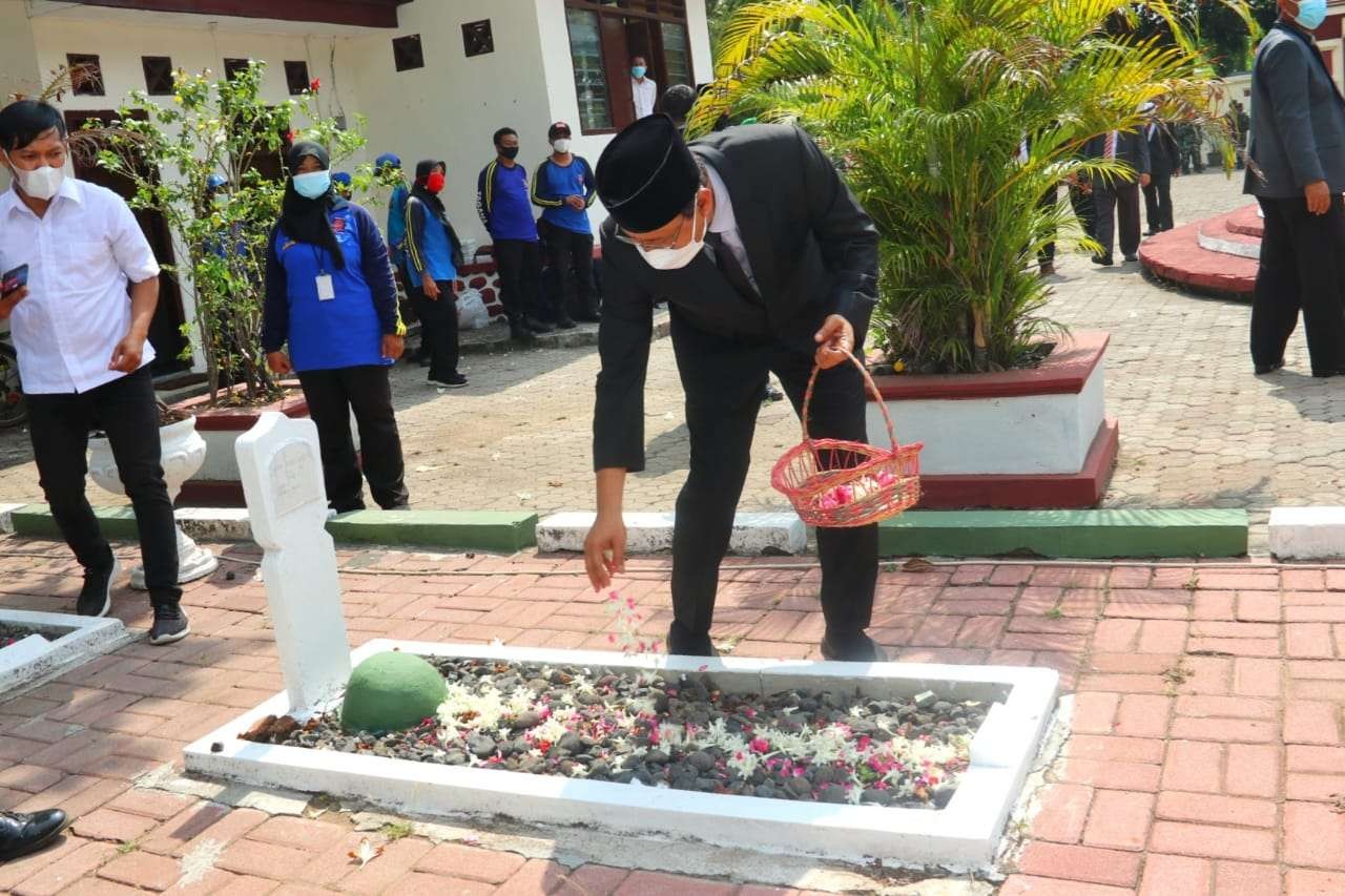 Gus Ipul berziarah ke makam pahlawan di Taman Makam Pahlawan Kota Pasuruan. (Foto: dok Dinas Kominfo Kota Pasuruan)