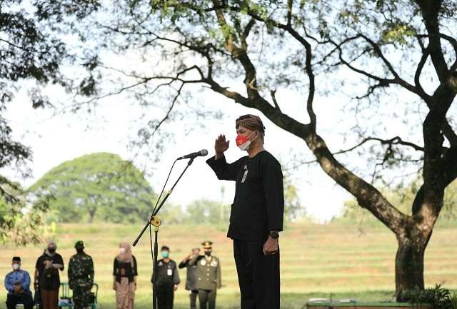 Gubernur Jawa Tengah Ganjar Pranowo menjadi inspektur upacara Hari Pahlawan di Lapangan Sendang, Dukuh Weru, Desa Temurejo, Blora, Rabu 10 November 2021. (Foto: Istimewa)