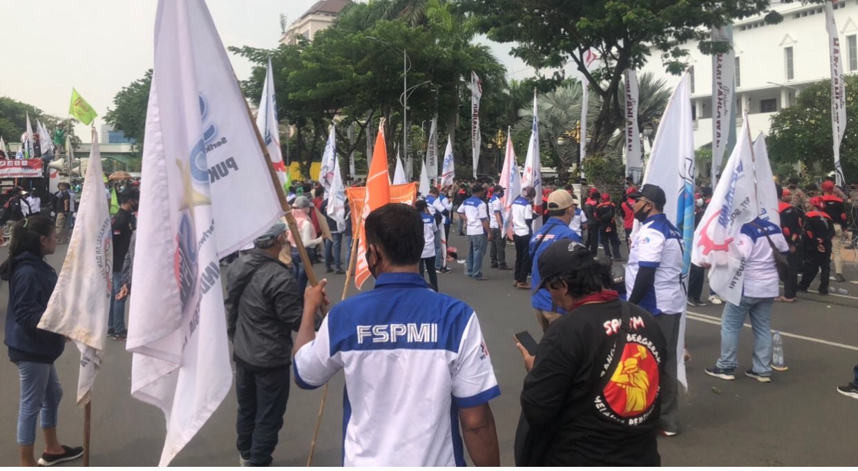 Massa buruh meluruk Kantor Gubernur Jatim, Rabu, 10 November 2021. (Foto: Andhi Dwi/Ngopibareng.id)