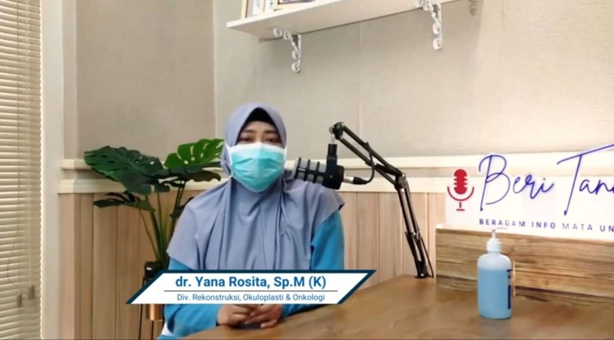 Dokter Yana Rosita dalam podcast Beri Tanda RS Mata Undaan Surabaya. (Foto: Tangkapan layar)