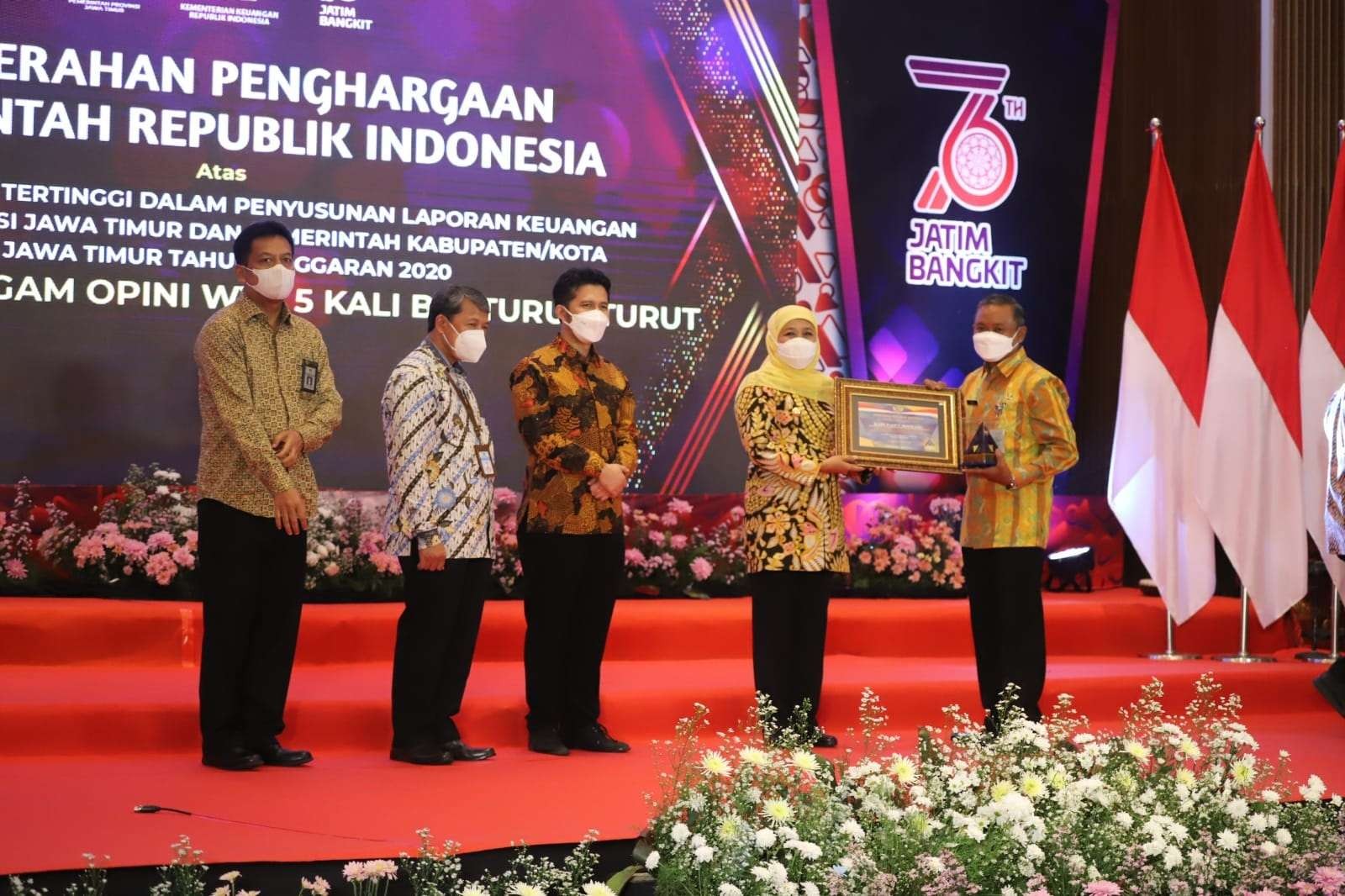 Penyerahan piala penghargaan Opini WTP dari Menteri Keuangan RI melalui Gubernur Jawa Timur Khofifah Indar Parawansa kepada Pj Sekdakab Jombang Senen. (Foto: Istimewa)