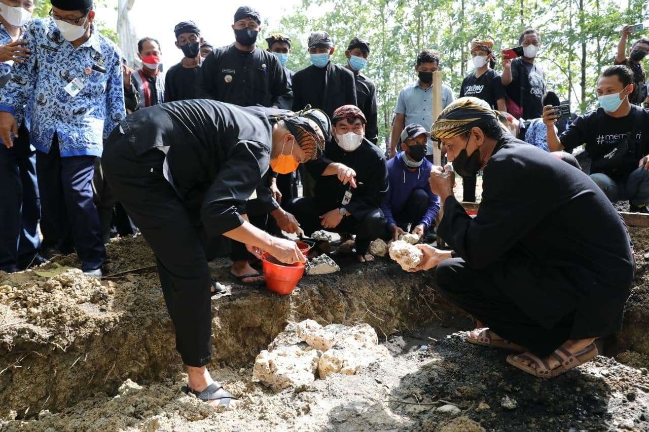 Gubernur Jawa Tengah Ganjar Pranowo meletakkan batu pertama pembangunan akses air bersih di wilayah Sedulur Sikep Samin yang tinggal di Karangpace, Kelopoduwur, Blora, Rabu 10 November 2021. (Foto: Ist)