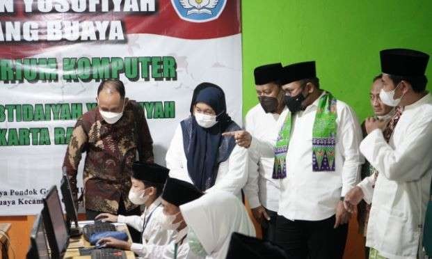 Menteri Agama Yaqut Cholil Qoumas meninjau pelaksanaan AKMI 2021 di MI Al-Hamid dan MI Yusufiyah Jakarta Timur. (Foto: Kemenag)