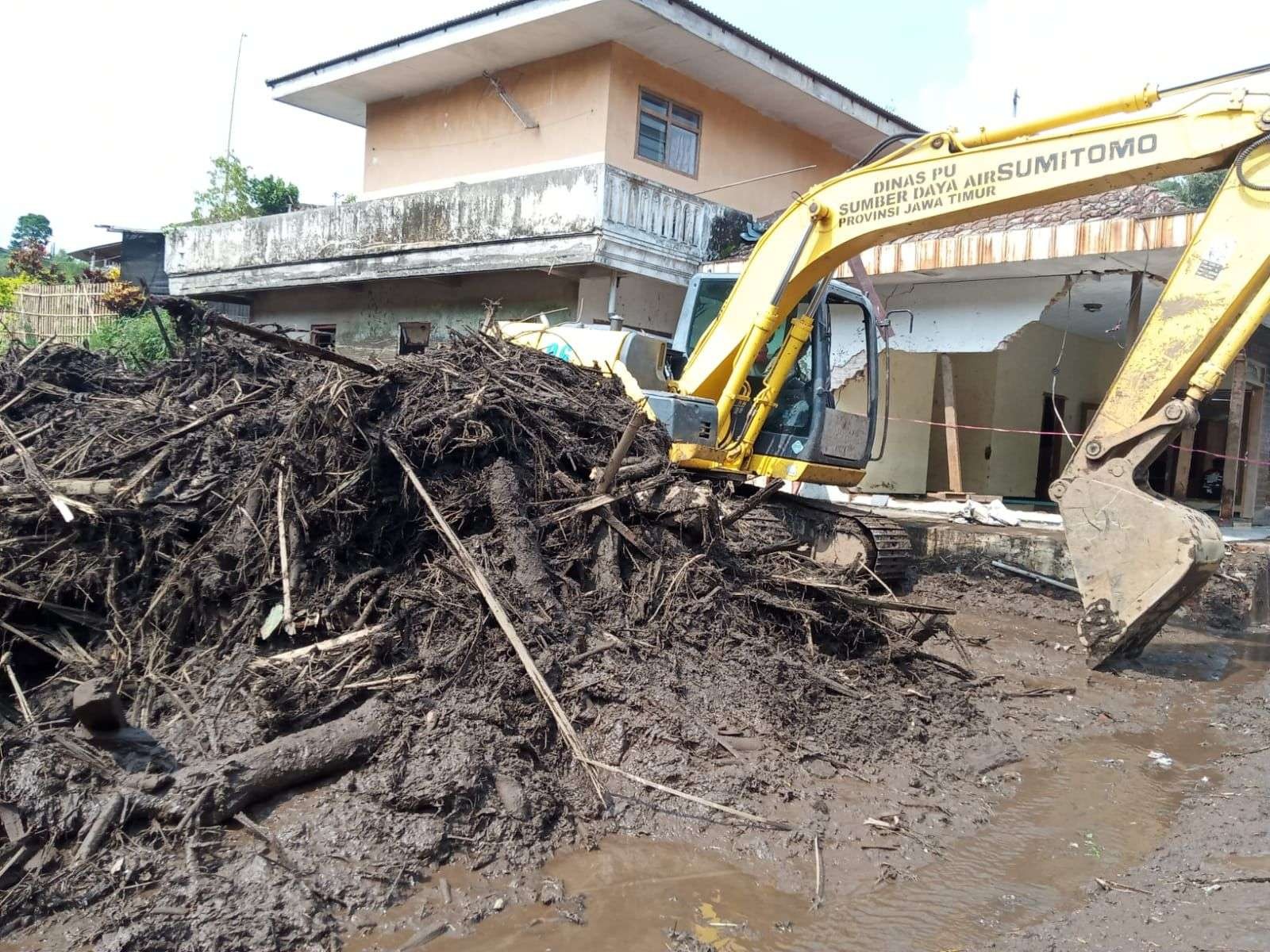 Pembersihan material akibat banjir bandang di Dusun Keliran, Desa Bulukerto, Kota Batu. (Foto: Lalu Theo/Ngopibareng.id)